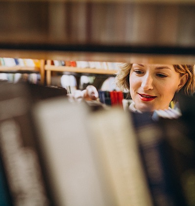 Persona buscando entre libros
