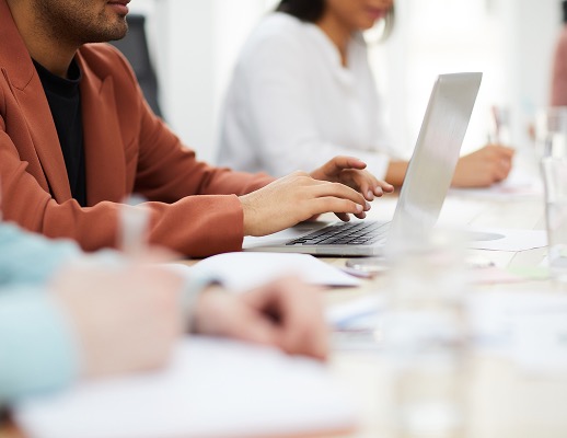 Equipo trabajando con portátiles