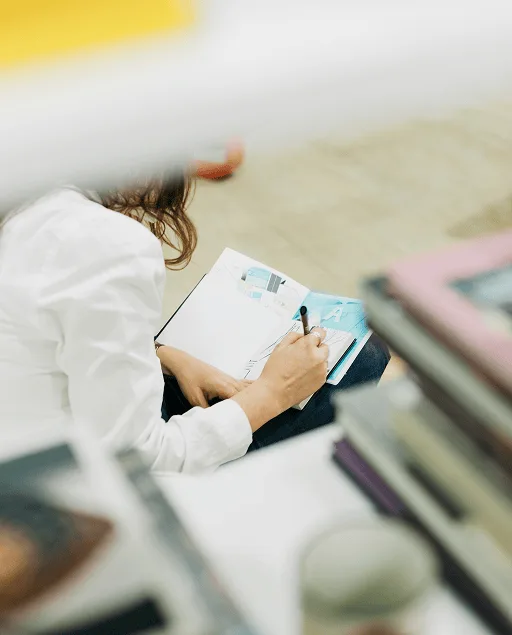 Investigadora con libro