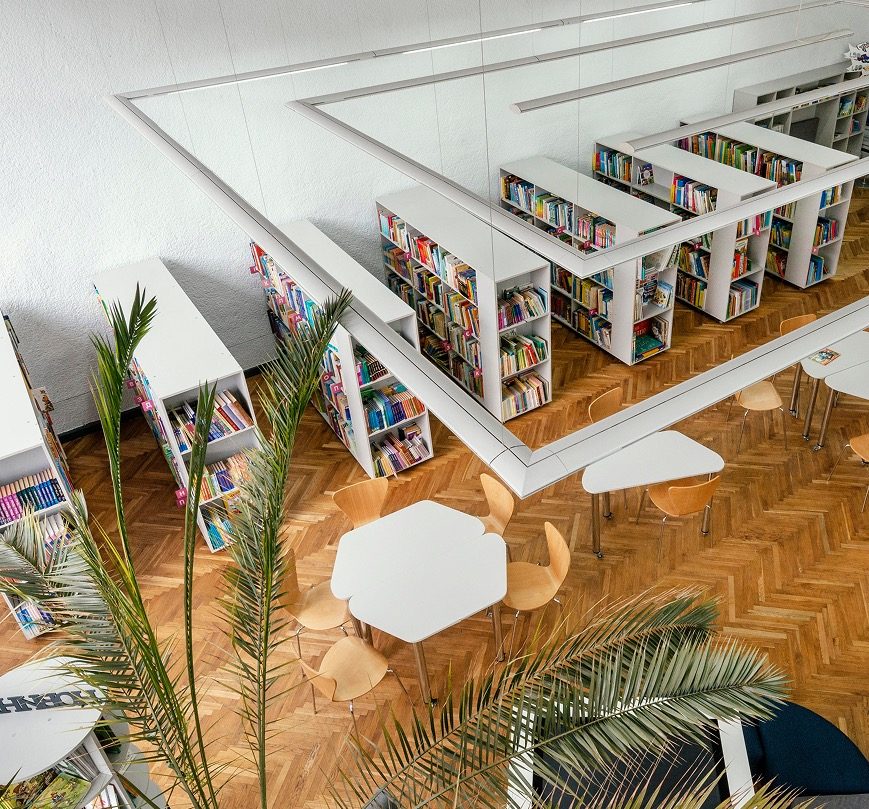 Biblioteca especializada con plantas